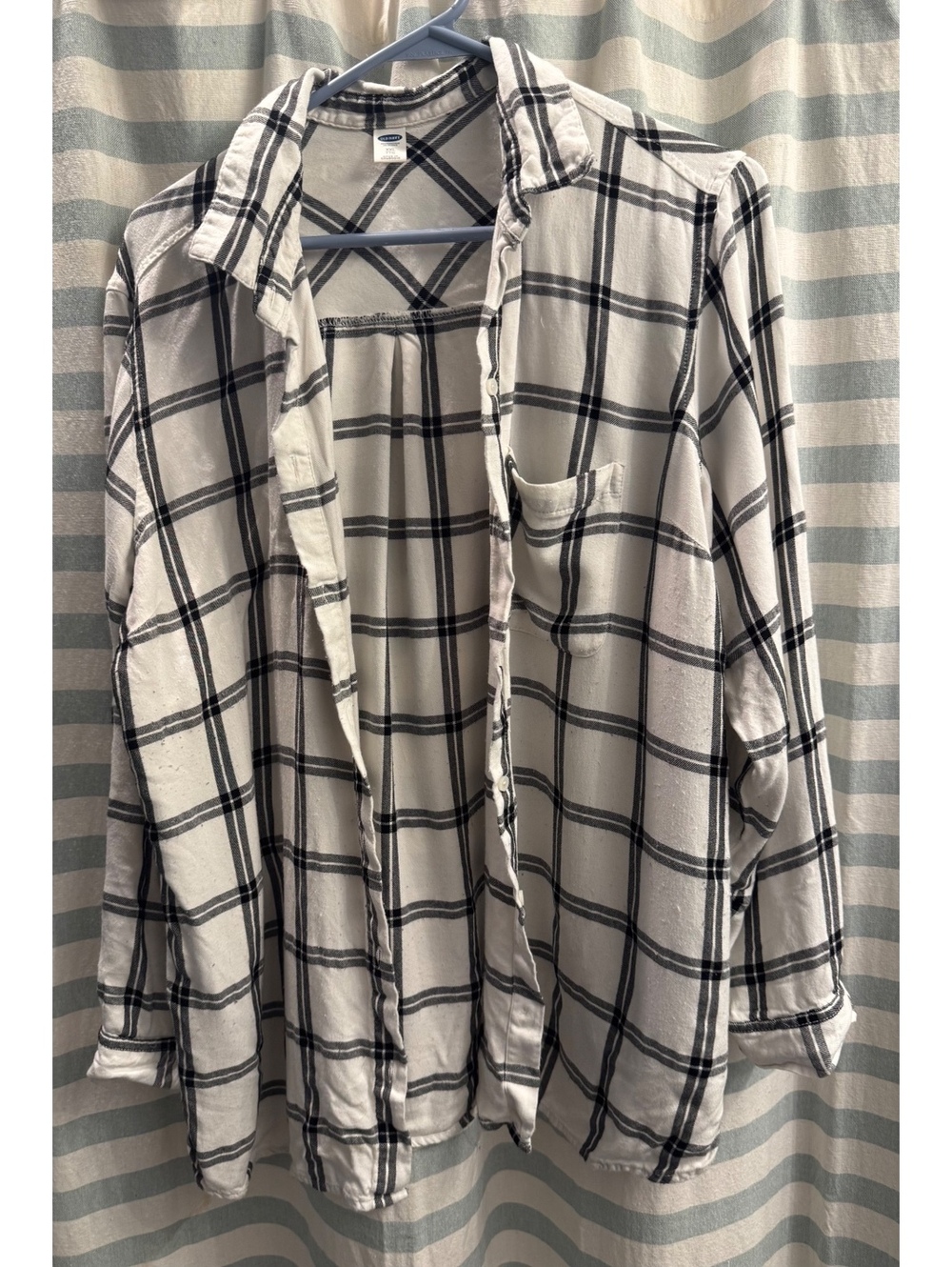 Old Navy XXL Women’s White and Black Plaid Button-Up Shirt